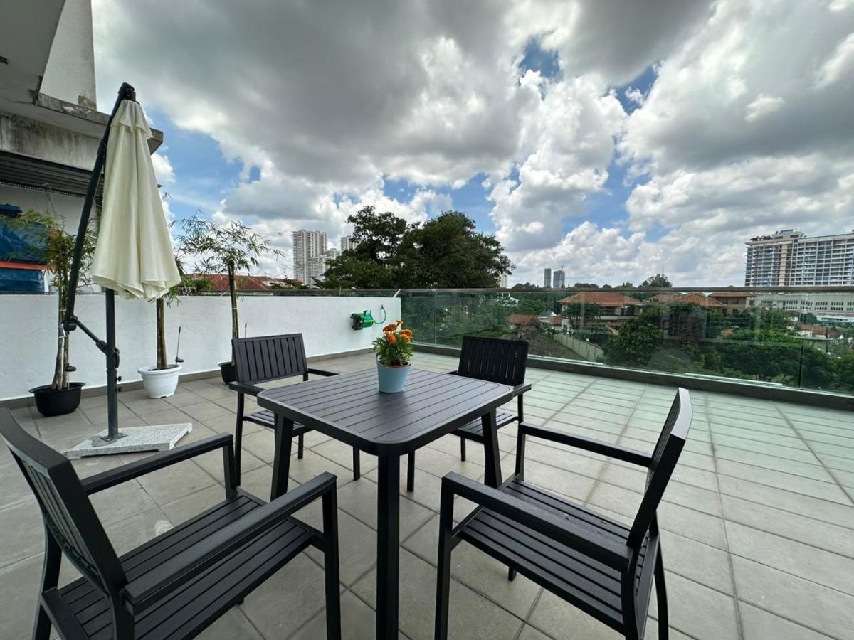 Paragon 8-12pax-big Balcony With Bbq Apartment