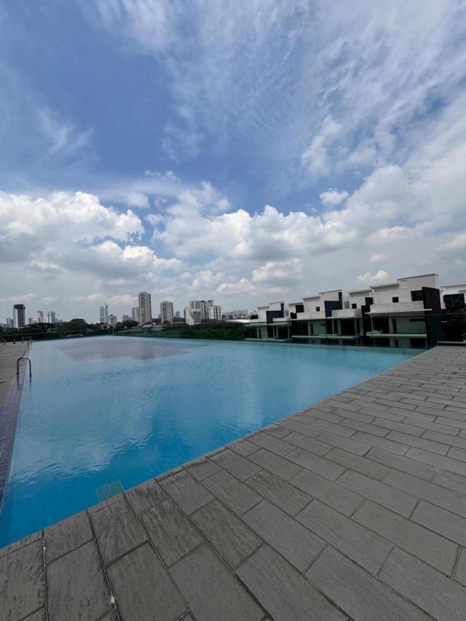 Paragon 8-12pax-big Balcony With Bbq Johor Bahru